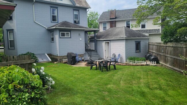Building Photo - 106 Plum St