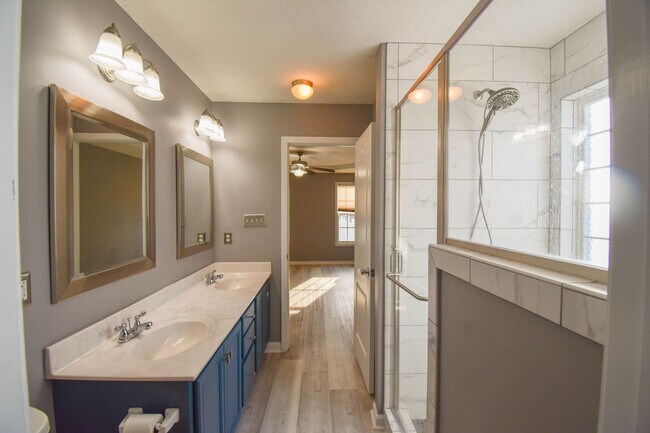 Building Photo - 5 Bedroom 3 Bathroom- Small Pets Okay
