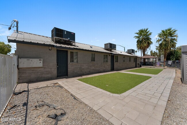 Primary Photo - 1860 W Glenrosa Ave