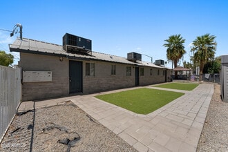 Building Photo - 1860 W Glenrosa Ave