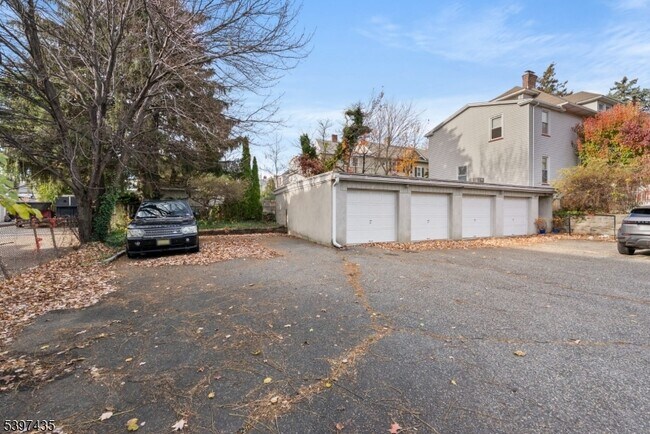 Building Photo - 39 Walnut St