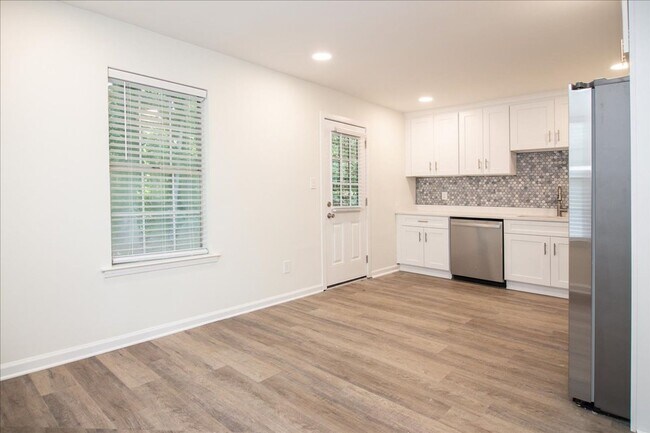 Building Photo - Newly Renovated 3bd/2ba Duplex Unit in Con...