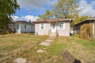 Building Photo - Cute house, great location, move in and make it your home!