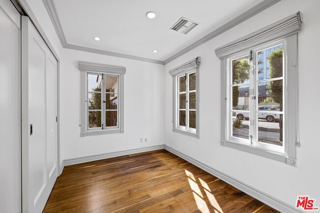 Building Photo - 8901 Rosewood Ave