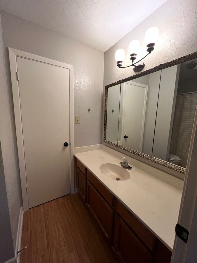 Building Photo - River Oaks Townhouse-Christmas Special!!