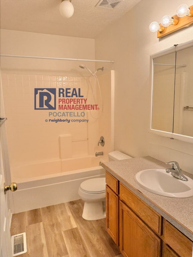 Building Photo - 3 Bedroom 1.5 Bath Apartment - 2 car garage