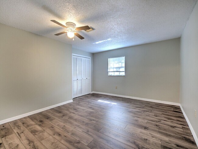 Building Photo - Very nice large 5 bedroom/3 bathroom home ...