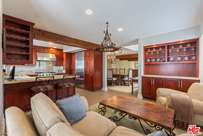 Building Photo - 1541 Palisades Dr