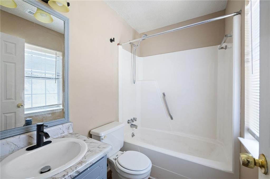 Building Photo - 2898 Lakemont Dr SW