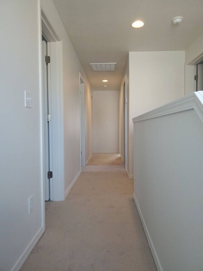 Building Photo - 4 bed 2.5 bath home in Mae Valley area of Moses Lake