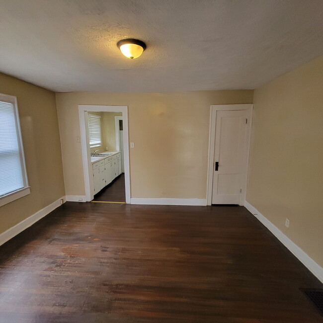 Building Photo - Near East 3BR/1BA House ready to LEASE!