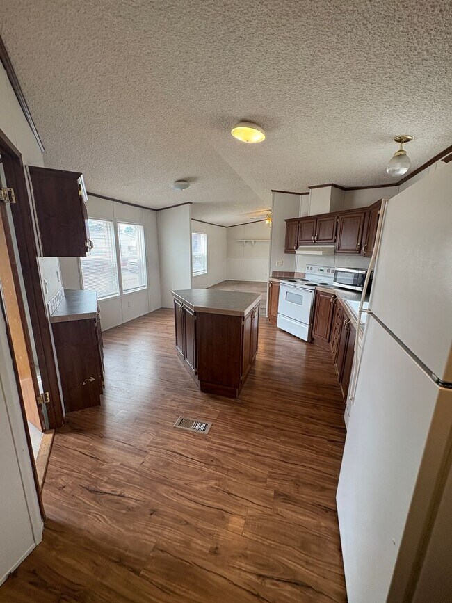 Building Photo - 306 White Oak Dr