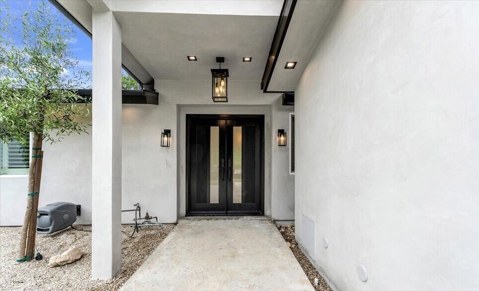 Building Photo - 5717 Oso Ave