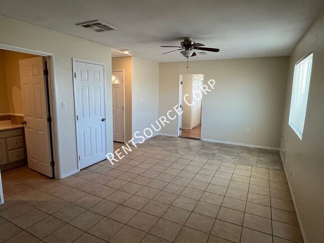 Building Photo - 440 Lillian Dr