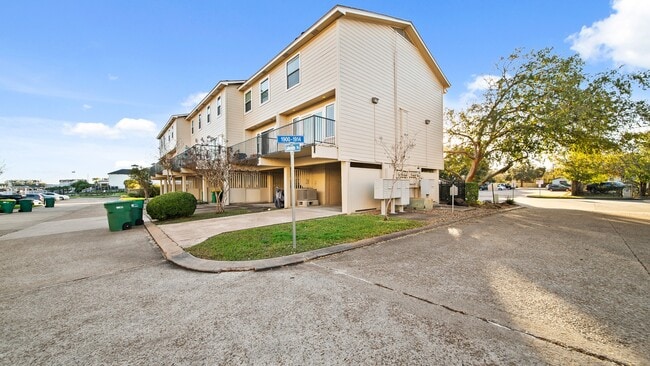 Building Photo - 1914 Lakeside Dr