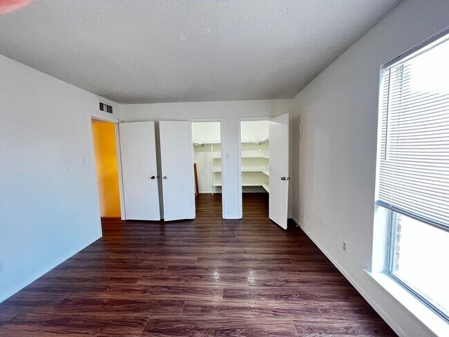 Building Photo - Location! Location! Location! Lovely 2-Sto...