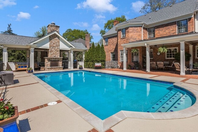 Building Photo - Extremely RARE opportunity in Green Hills