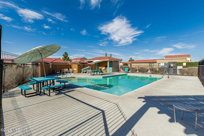 Building Photo - 10472 N Fair Mountain Dr