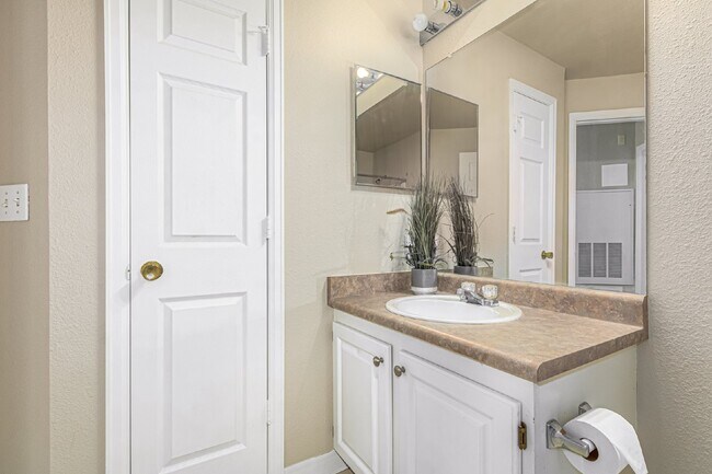 Building Photo - Exquisite 2-bedroom, 2-bathroom condo inParker