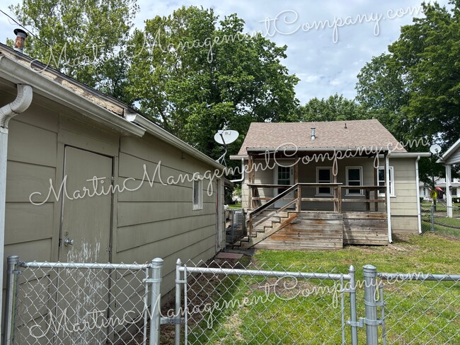 Building Photo - 924 E Broadway Blvd