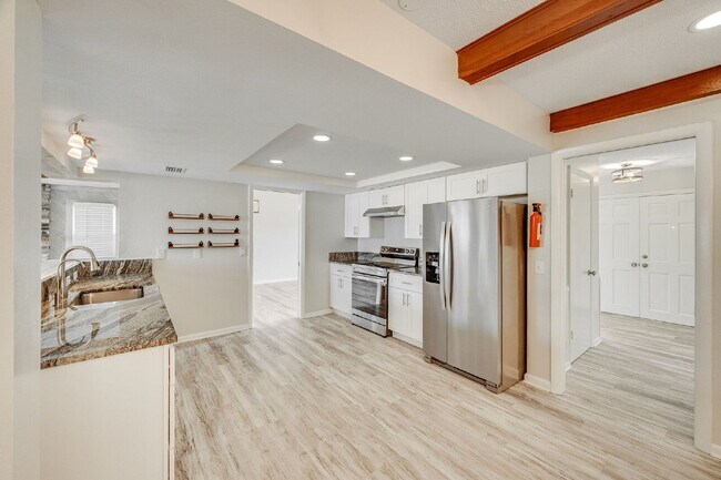 Building Photo - Beautiful 4 bedroom, 2 bathroom in Satellite Beach! NO HOA!!