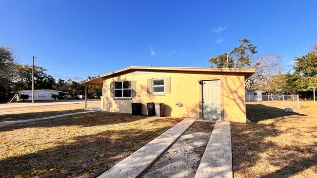 Building Photo - $300 off of a month of rent! Charming 3-Bedroom Home in Deltona! – Pets Welcome (Up to 30 lbs) – ...