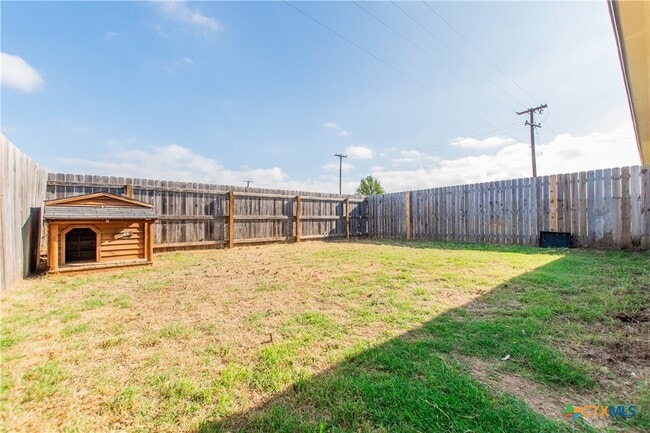 Building Photo - 502 Sladecek Dr