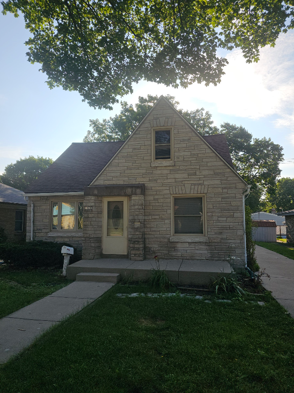 Primary Photo - 2410 S 82nd St