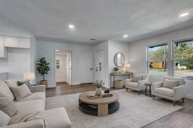 Building Photo - 901 Woodleigh Dr