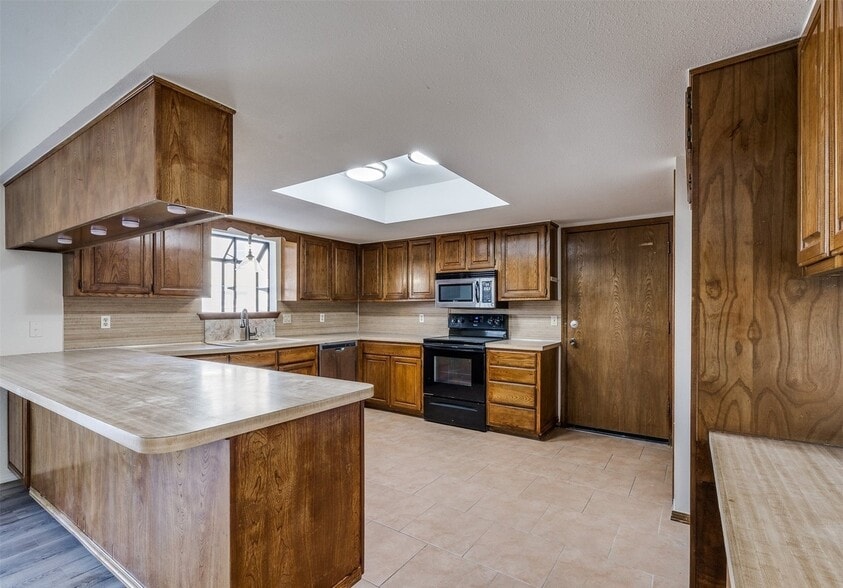 Building Photo - 2605 W Washington Cir