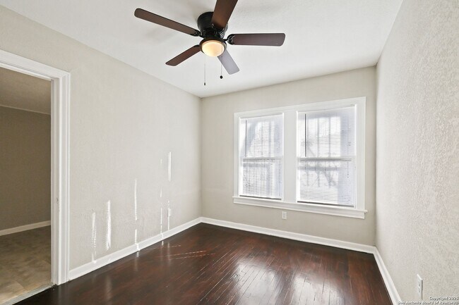 Building Photo - 2 bed 1 bath located in I35 SO. TO E. HOUS...