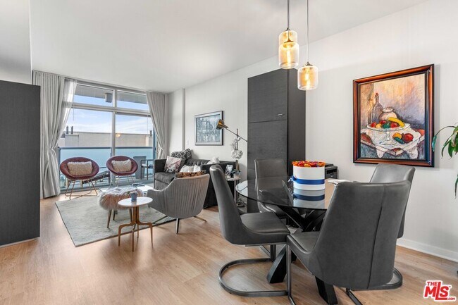 Building Photo - 13700 Marina Pointe Dr