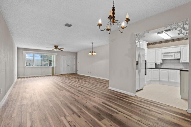 Building Photo - 1425 N Stoneridge Manor