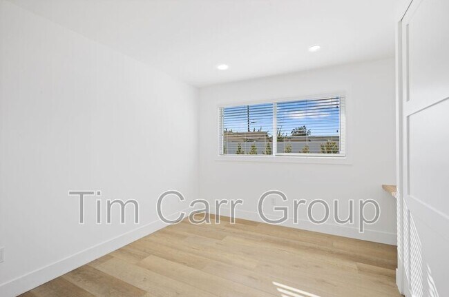 Building Photo - 243 E 20th St