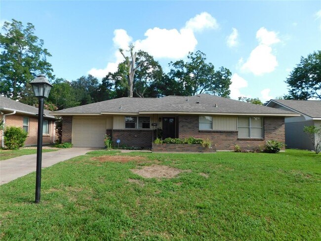 Building Photo - 9710 Pine Lake Dr