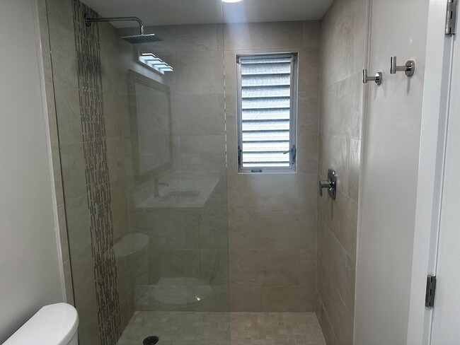 Building Photo - Renovated Condo. Prime Marco Location. Uti...