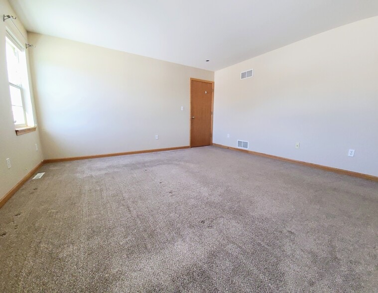 Building Photo - 1805 Deer Path