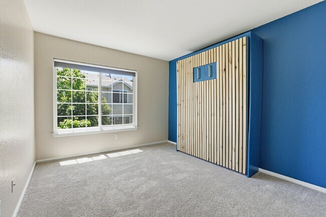 Building Photo - $2,735.95 - 3 Bed, 2.5 Bath Townhome in Aurora with In Unit Laundry!