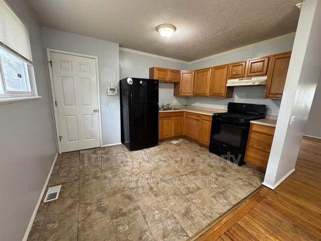 Building Photo - 220 Falcon Dr