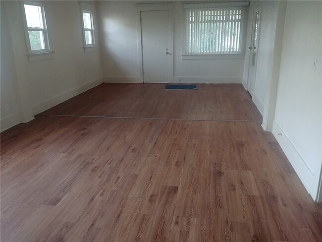 Building Photo - 905 W 40th Pl