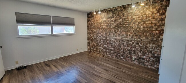 Building Photo - LARGE 2 BEDROOM 3 BATH CONDO IN COLONIAL PARK