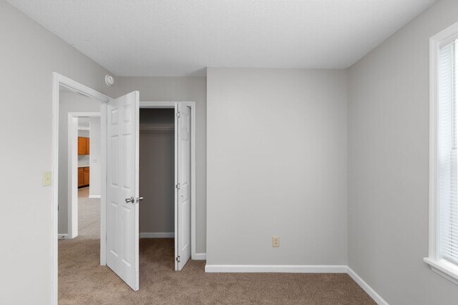Building Photo - 3 Bedroom 2 Bathroom Home