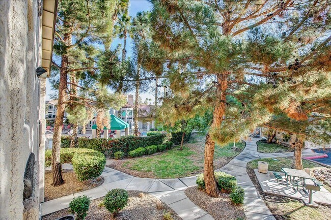 Building Photo - Pacific Legends 2 Bed Condo Near Pool