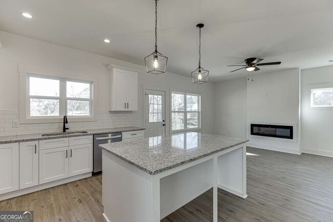 Building Photo - 585 Clayton St