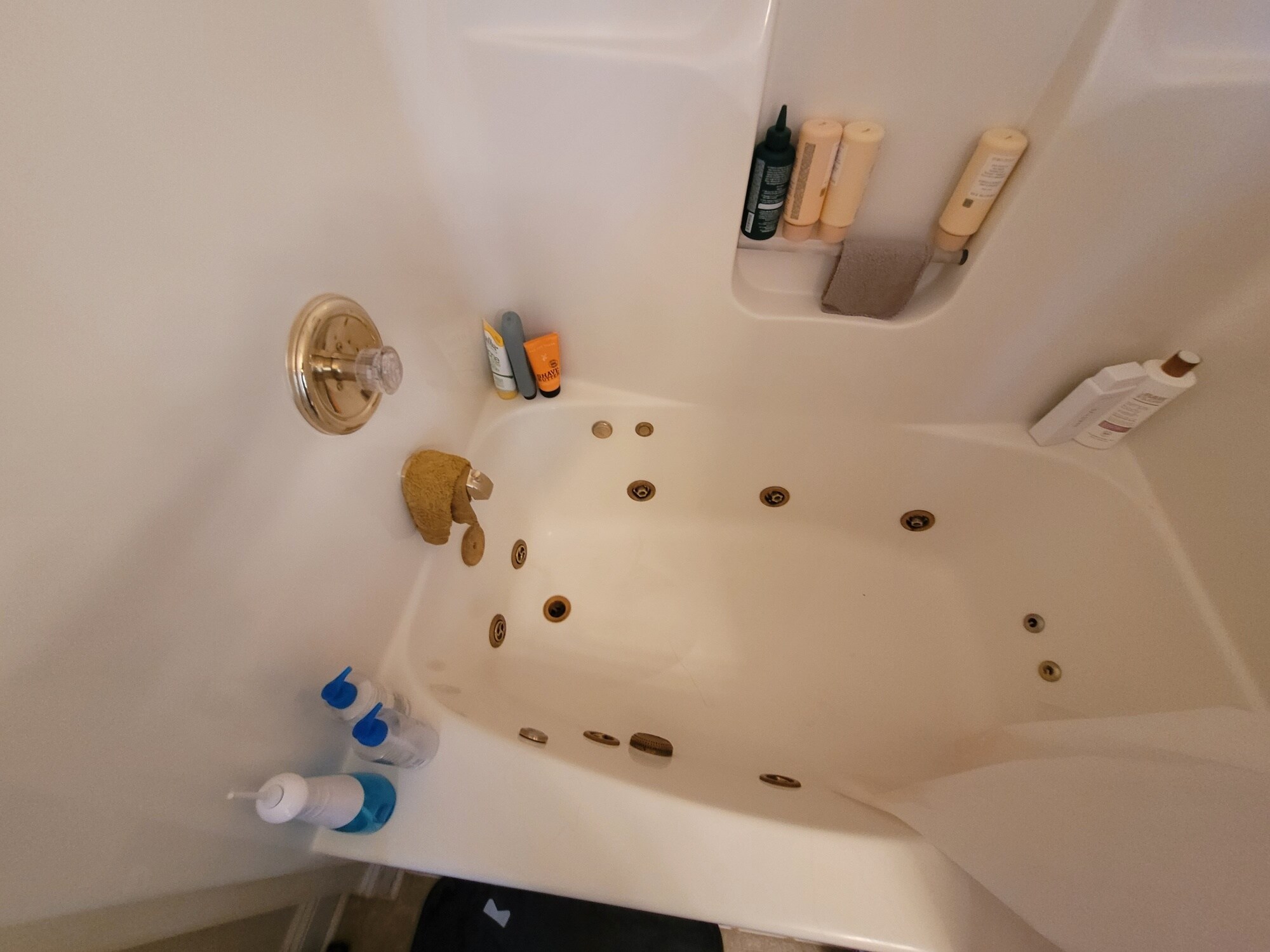 Jacuzzi tub Master - 515 Silver Leaf Dr