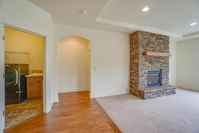 Building Photo - NEWER THREE BEDROOM IN CUL-DE-SAC