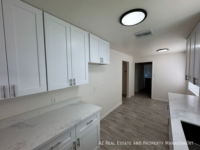 Building Photo - 1005 E Turney Ave