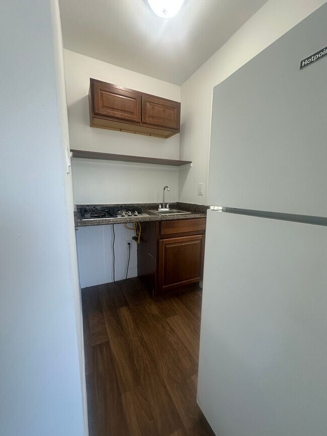 Building Photo - Beautiful Studio Apartment