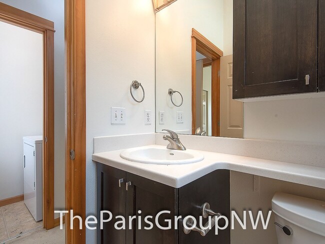 Building Photo - Gorgeous Greenwood Townhome * Walk to Lake...