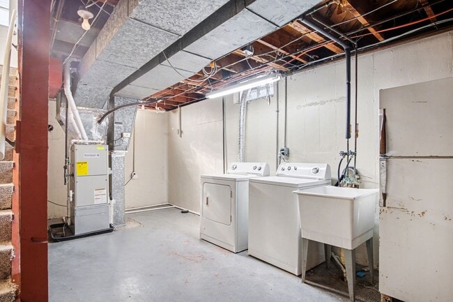 Building Photo - 3 Bedroom, 1 Bath Single Family Home!